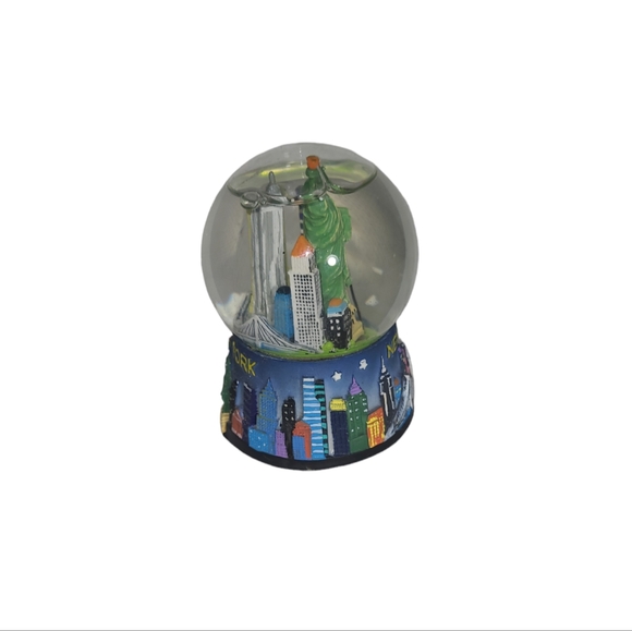 New York City Skyline Water Snow Globe Souvenir Figurine 2.5" H - Picture 2 of 8